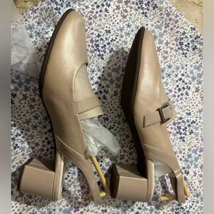 Aravon Womens Classic Career Dress MJ Dove Metallic Leather Slingback Pumps 9D